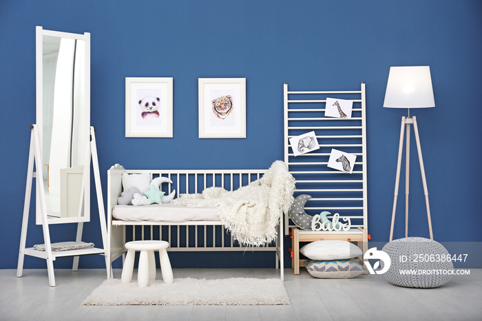 墙上挂着动物图片的婴儿卧室