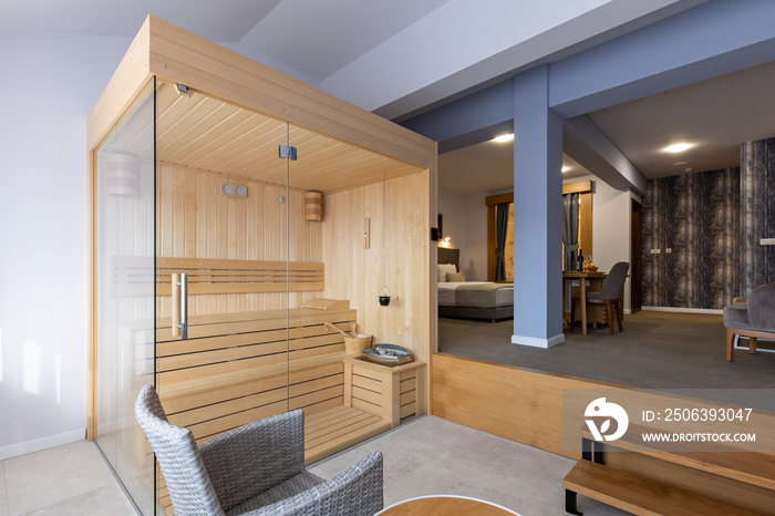 豪华酒店公寓中的小型木制桑拿浴室