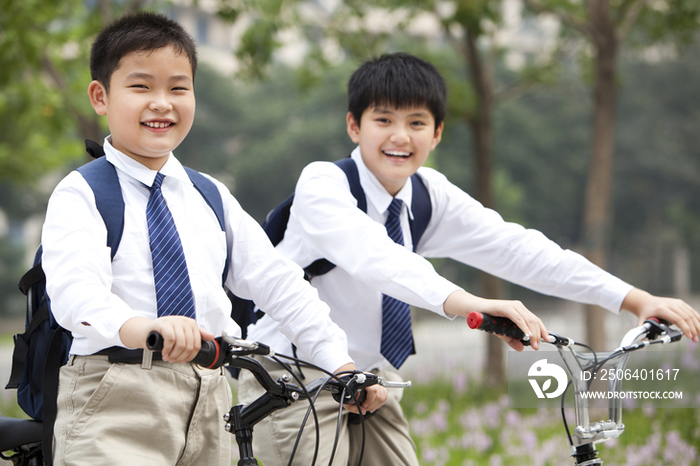 骑自行车的小学生