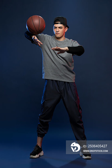 时尚的年轻男子打篮球