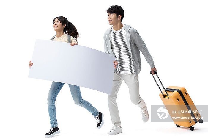 开心的年轻情侣拿着旅行箱和白板