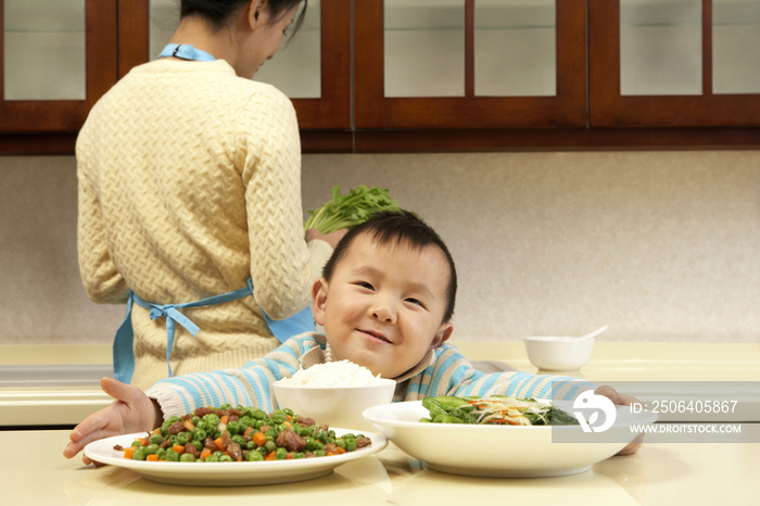 小男孩吃妈妈做的饭