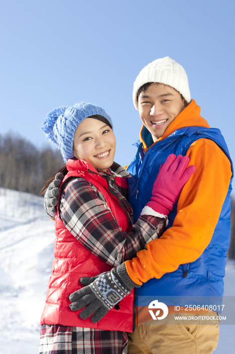 年轻情侣在滑雪场