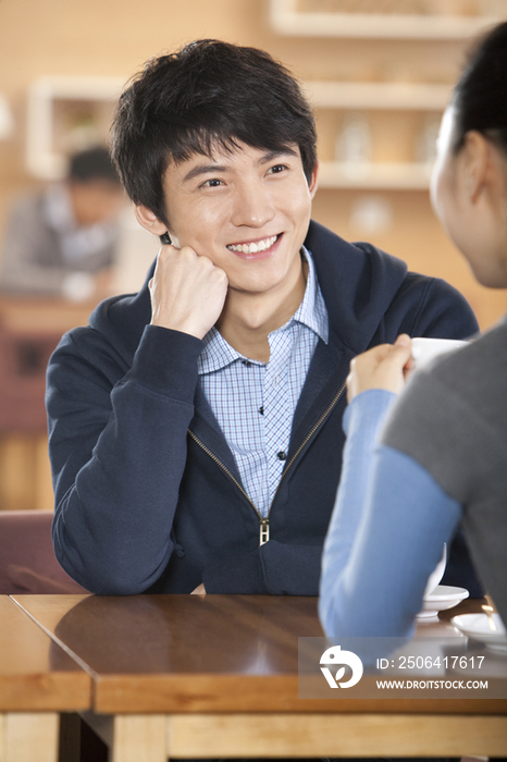 青年男女在书吧喝咖啡聊天