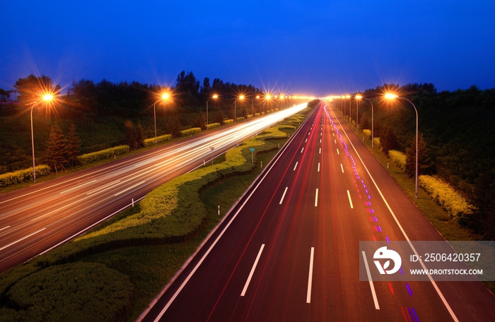 夜间的公路