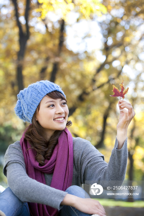 青年女子在秋日午后树林里