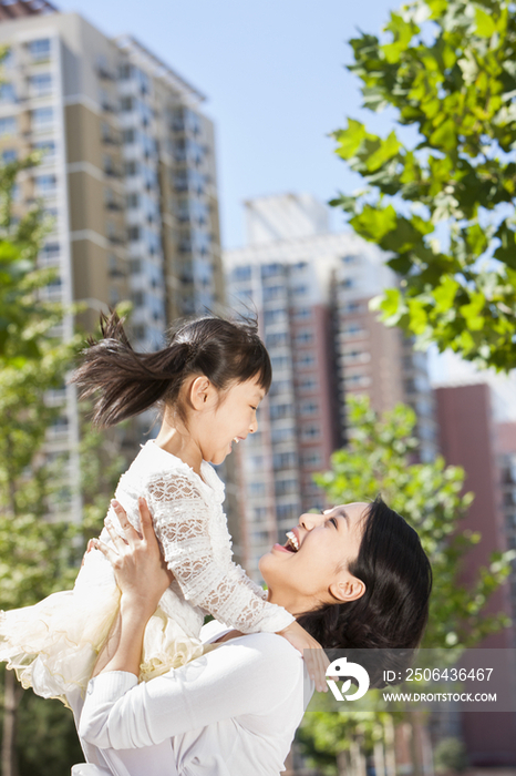 女儿抱着妈妈撒娇