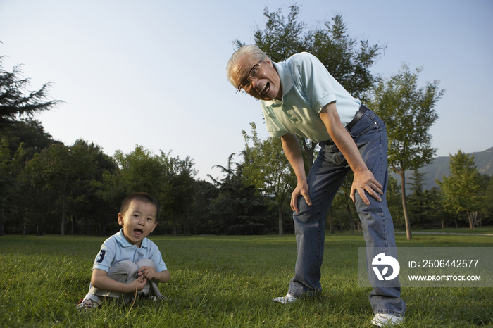 爷爷和孙子在公园玩耍