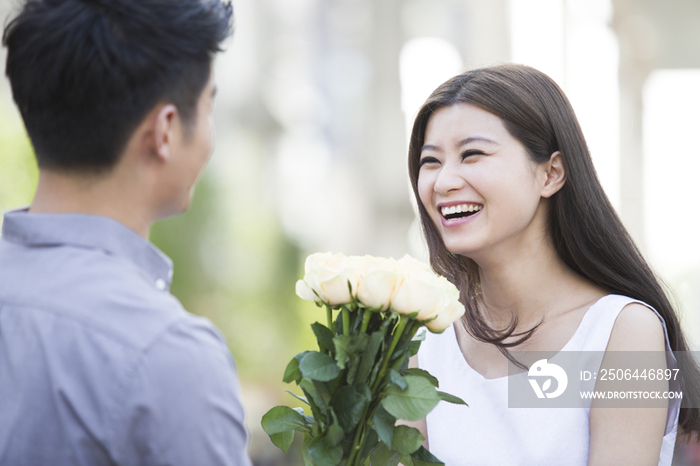 年轻男子给女朋友送花