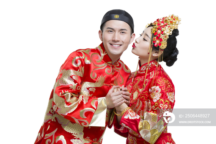 穿中式古装结婚礼服的新娘和新郎