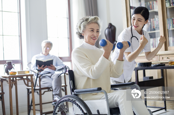 护工指导老年女子锻炼身体