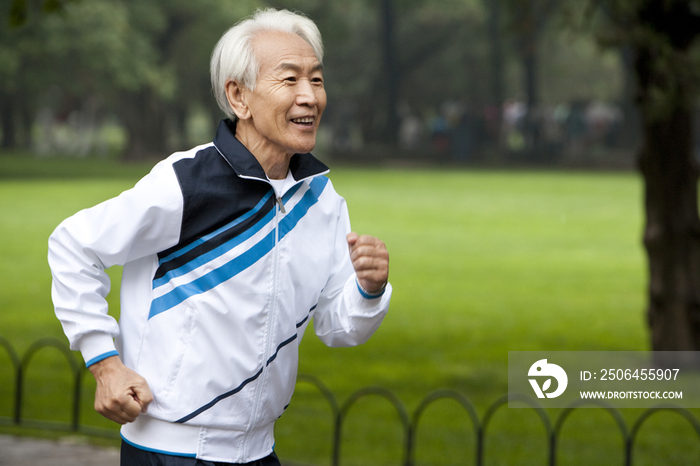 老年男子在公园跑步