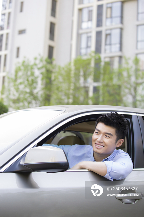 年轻男子驾车