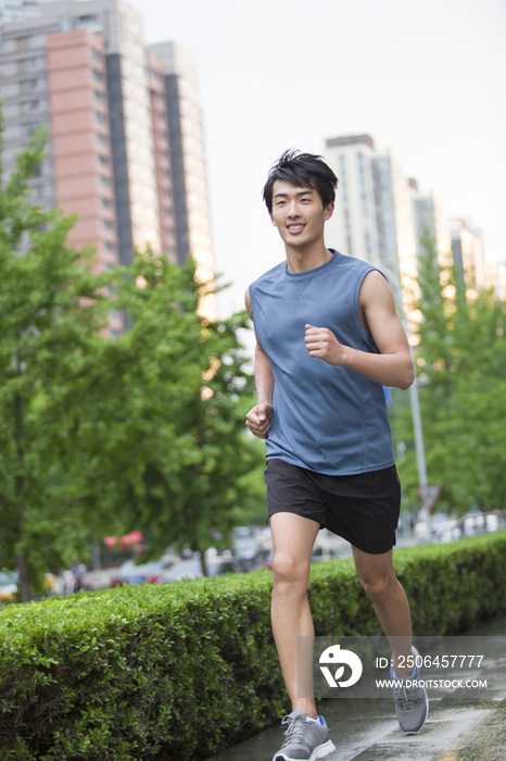 年轻男子在户外跑步健身