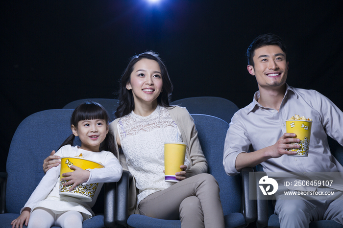 一家人在影院看电影