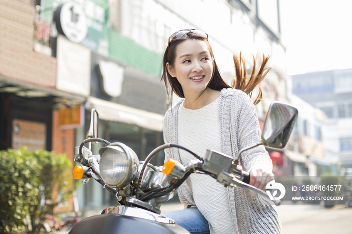 年轻女子骑摩托车