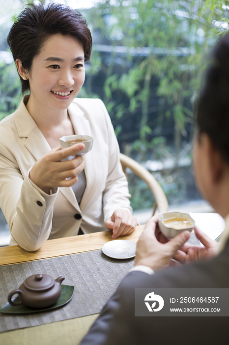 商务人士在茶馆谈生意