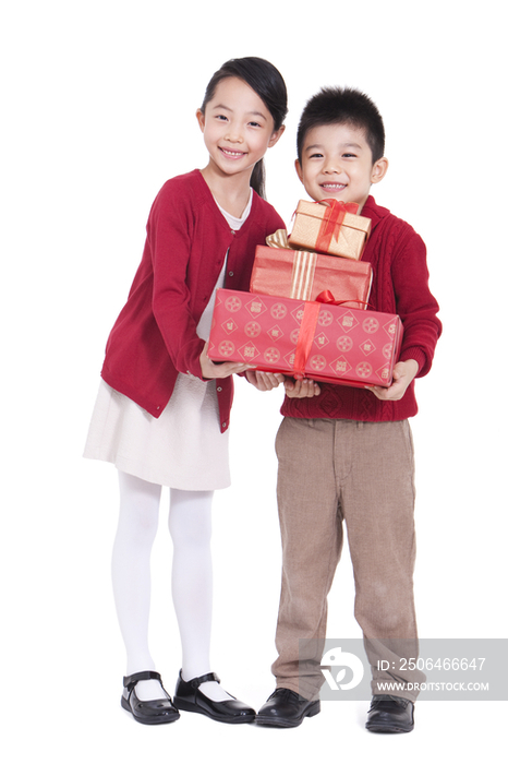 小男孩和小女孩手捧礼物盒