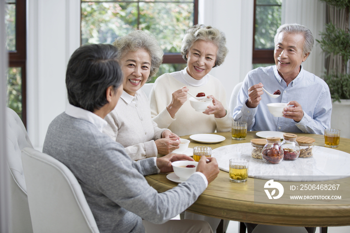 快乐的老年人聚在一起吃饭