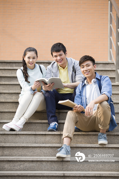 图书馆外的大学生同学