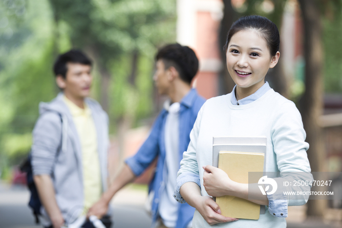 校园里的大学生同学