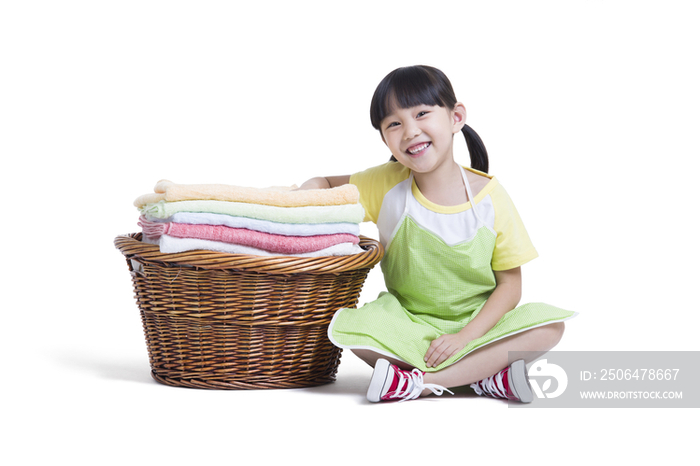 小女孩和洗衣篮