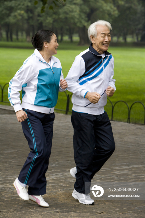 老年夫妇在公园跑步