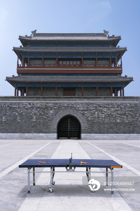 寺庙前的乒乓球桌