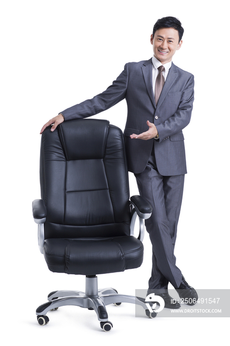 成熟的商务男士与老板椅
