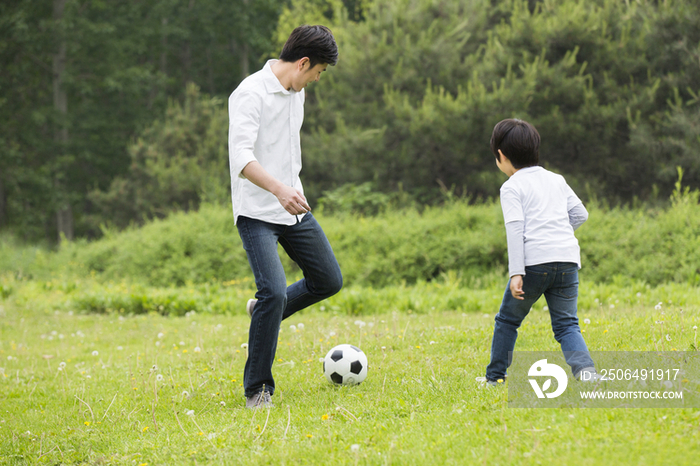 快乐父子一起踢足球