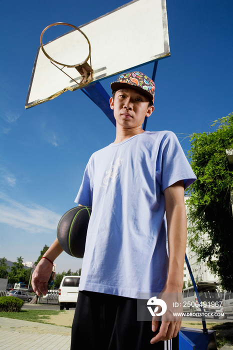 一街头篮球青年肖像