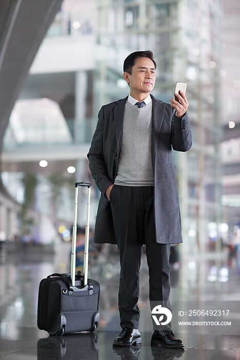 商务男士在机场使用手机