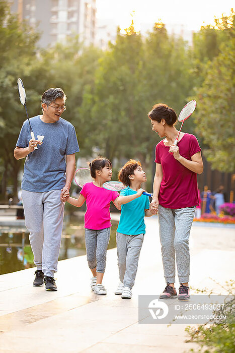 开心的一家人来公园打羽毛球