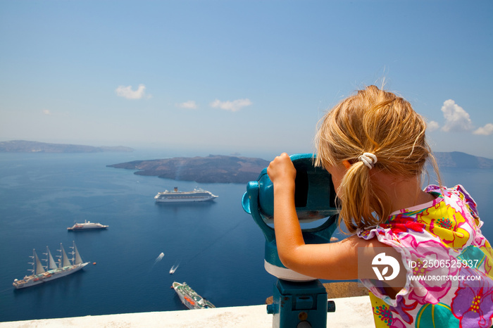 希腊圣托里尼岛的蒂拉，一个用双筒望远镜观察的女孩