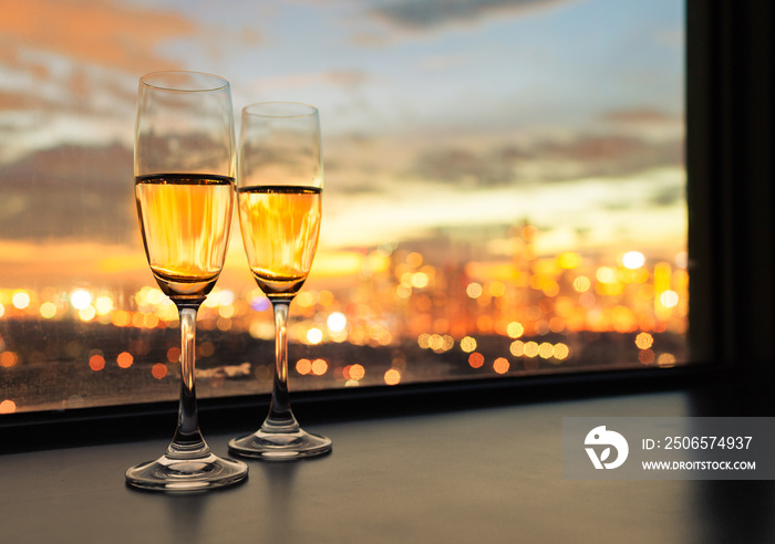 一杯香槟伴着城市的夕阳。