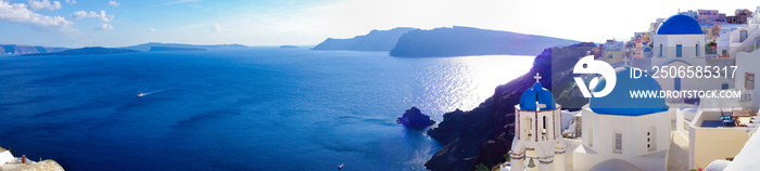希腊圣托里尼岛的伊亚村全景图