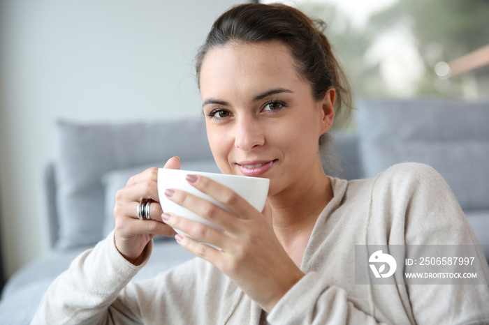 安静的女人在家里喝茶放松