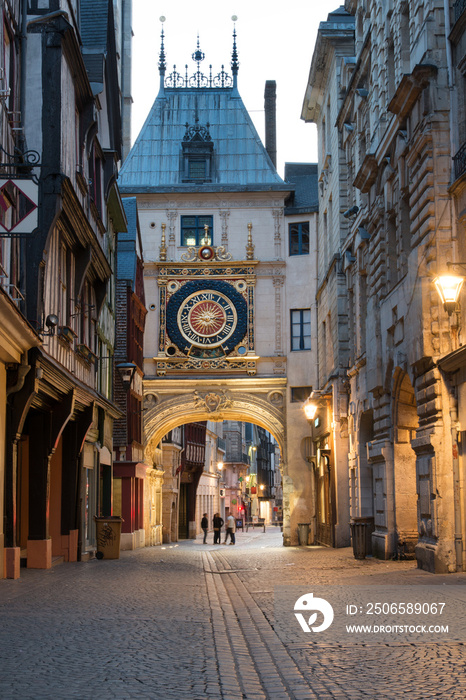 鲁昂著名的大钟表街和天文钟塔