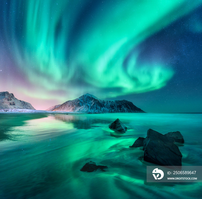 极光。挪威罗弗敦群岛的北极光。天空有极光，星星。夜冬地