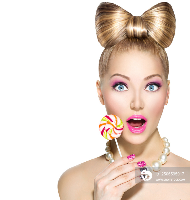 有趣的女孩蝴蝶结发型吃五颜六色的棒棒糖