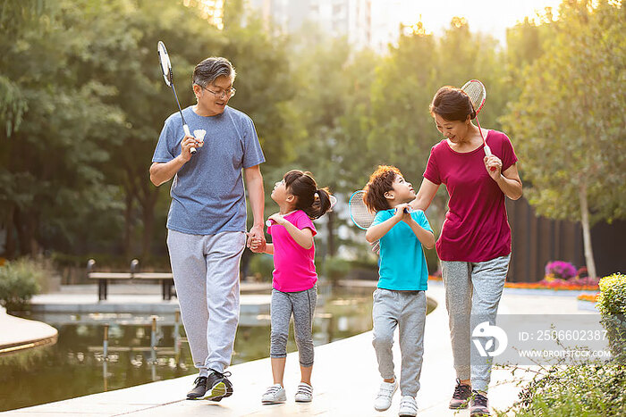 开心的一家人来公园打羽毛球