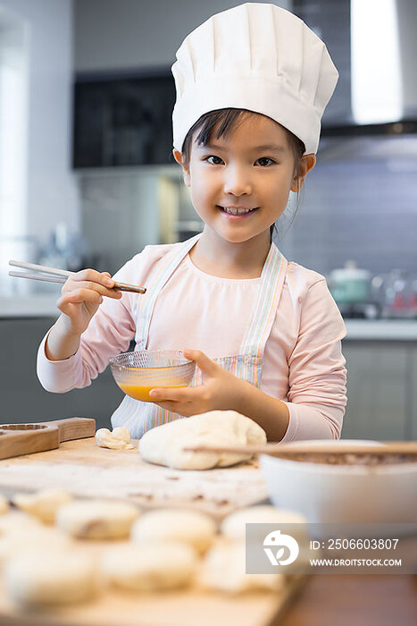 快乐的小女孩在家制作糕点