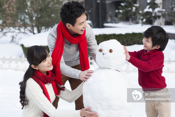 一家人堆雪人