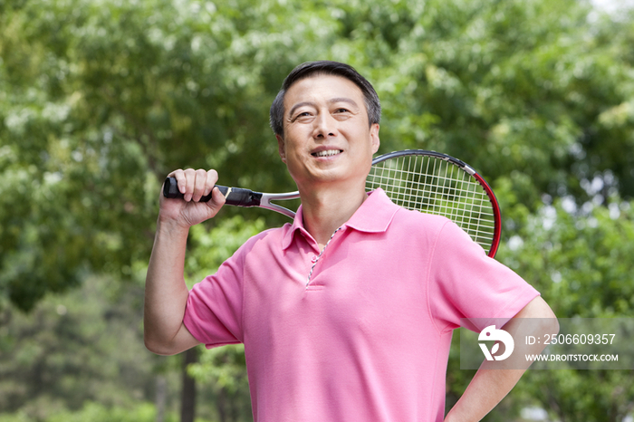 老年男子公园内打网球