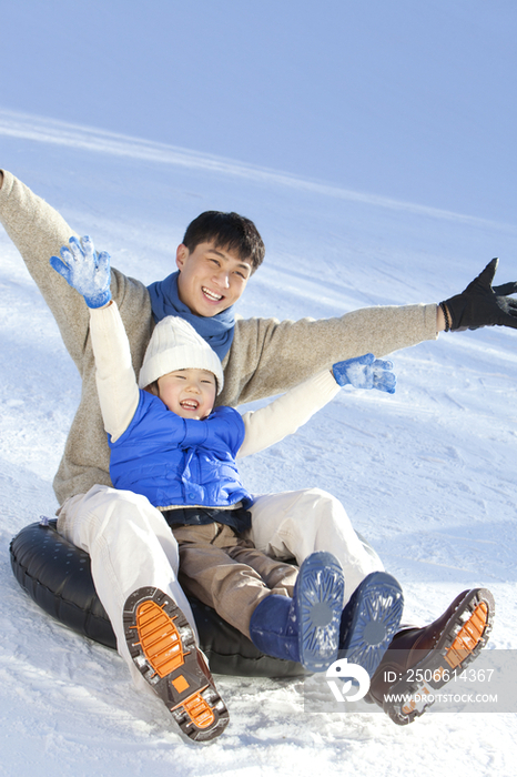 父子在雪地嬉戏