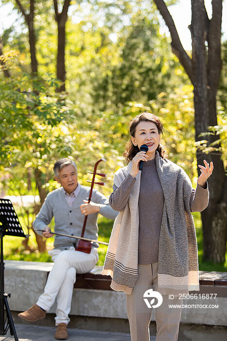 幸福的老年人在公园唱歌