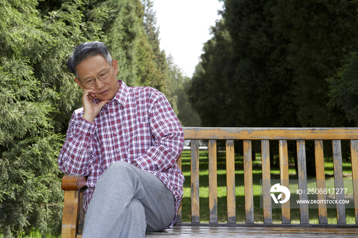 老年男子坐在长椅上