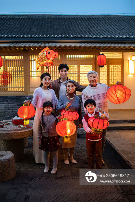 快乐家庭庆祝新年