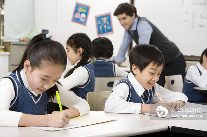 小学生和老师在课堂