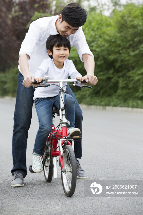 父亲教儿子骑自行车
